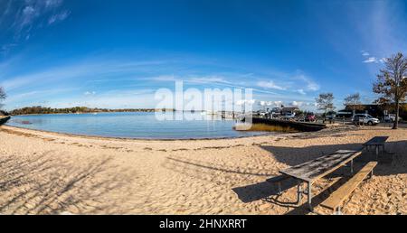 Vue panoramique sur la plage et le port de Sag Harbour dans la lumière de l'après-midi Banque D'Images