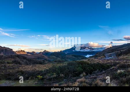 Cotopaxi volcan. Parc national de l'Équateur sous ciel bleu Cayambe-Coca Banque D'Images