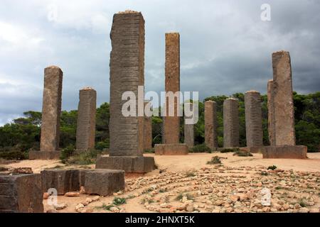 Architecture stonehenge particulier Ibizan structure d'auteur dans une clairière aride sur la mer dans les îles baléares Banque D'Images