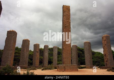 Architecture stonehenge particulier Ibizan structure d'auteur dans une clairière aride sur la mer dans les îles baléares Banque D'Images