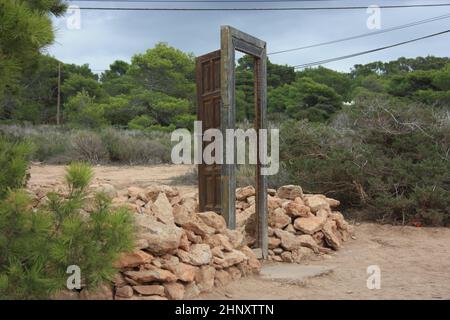 porte magique cachée à ibiza ancienne œuvre d'art d'accès mystique chamanique à cala llentia Banque D'Images