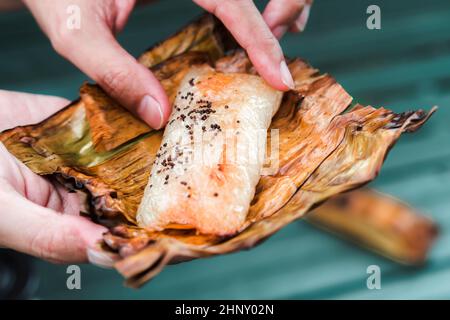 Dessert thaïlandais traditionnel. Riz farci à la noix de coco farci grillé Banque D'Images