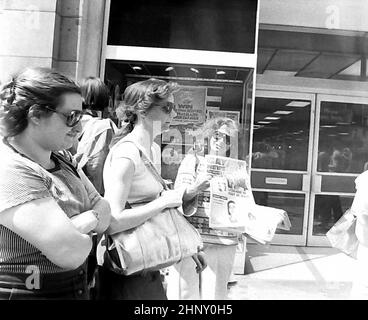 Une femme vend le journal « gay News » lors d'une manifestation de groupe de l'Alliance des activistes gay devant un magasin W H Smith à Londres, en Angleterre, à l'été 1978. W H Smith, en tant que chaîne, avait décidé de cesser de vendre le journal "gay News", déclenchant les manifestations. Les groupes de l'Alliance des activistes gay autour du royaume-uni ont protesté dans de nombreux magasins W H Smith différents à cette époque. Banque D'Images