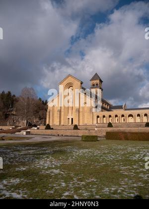 Vue sur l'abbaye d'Orval dans la région de Gaume, Belgique Banque D'Images