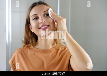 Tampon de coton écologique réutilisable. Portrait d'une jeune femme utilisant des tampons en coton respectueux de l'environnement pour enlever le maquillage. Copier l'espace. Banque D'Images