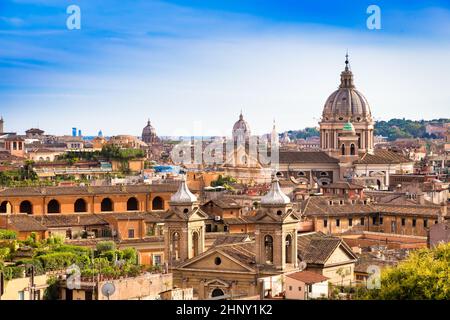 ROME, ITALIE - VERS AOÛT 2020 : paysage urbain panoramique avec ciel bleu et nuages Banque D'Images