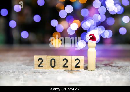 Bonne année et Joyeux Noël concept 2022 avec le père noël dans la neige concept d'arrière-plan minimal, carte de vœux de vacances d'hiver avec Noël lette Banque D'Images