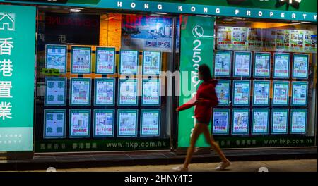 Agence immobilière montrant appartements à vendre, Hong Kong, Chine. Banque D'Images