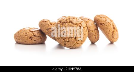 Biscuits amaretti.Doux biscuits aux amandes italiennes isolés sur fond blanc. Banque D'Images