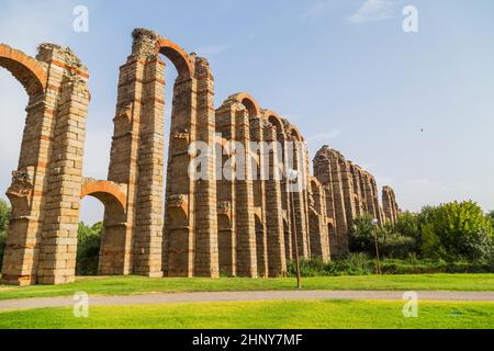 L'Acueducto de los Milagros, aqueduc Miraculeux de Merida, Extremadura, Espagne est un pont d'aqueduc romain en ruines, aqueduc construit pour alimenter en eau Banque D'Images