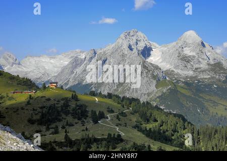 Blick vom Schachentor aus zum Königshaus und Rechts die Alpspitze 2628 m und Links der Hochblassen 2703 m beim Zugspitzsund im Wettersteinge Banque D'Images