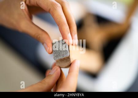 Coussinet en feutre sur le pied de la chaise pour éviter les rayures sur le sol laminé Banque D'Images