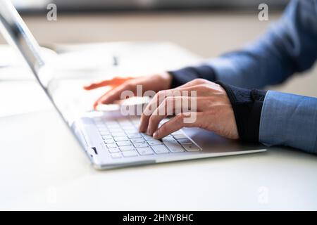 Bandage et bracelet anti-douleur.Saisie sur le clavier Banque D'Images