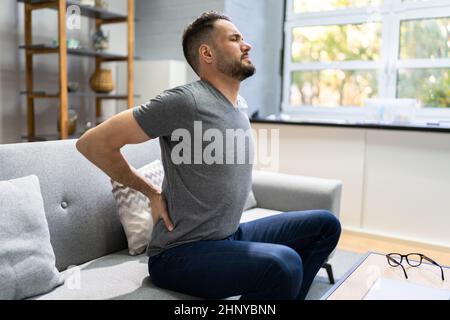 Mal de dos et mal de dos.Table et oreiller orthopédiques Banque D'Images