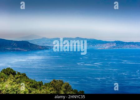 Vue panoramique aérienne du détroit de Messine, entre la pointe est de la Sicile et la pointe ouest de la Calabre dans le sud de l'Italie, comme vu de la Banque D'Images