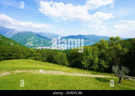 Vue de l'abbaye de San Pietro al Monte avec le lac Annone, Lombardie, Italie Banque D'Images