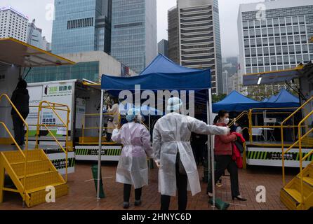 Hong Kong, Chine. 17th févr. 2022. Les membres du personnel guident les citoyens dans une station d'essai mobile COVID-19 à Hong Kong, dans le sud de la Chine, le 17 février 2022. Crédit: Lui Siu Wai/Xinhua/Alay Live News Banque D'Images