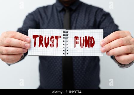 Fonds de fiducie d'affichage conceptuel, Aperçu de l'entreprise argent qui est détenu par les fiduciaires pour les bénéficiaires présentant de nouveaux plans et idées Demonst Banque D'Images