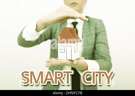 Texte d'écriture Smart City, zone urbaine de photo conceptuelle qui utilise différents Internet électronique des objets Agent immobilier vendre de nouvelles propriétés, Arc Banque D'Images