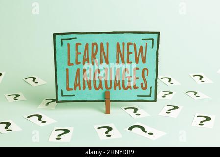Affichage de panneaux apprendre de nouvelles langues, concept d'affaires développer la capacité de communiquer en langue étrangère Office traitement de l'information problème d'atelier Banque D'Images