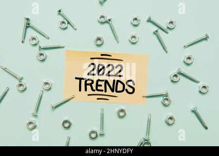 Légende de texte présentant 2022 tendances, mot pour l'orientation générale dans laquelle quelque chose développe ou modifie des outils de maintenance et des équipements mécaniques Banque D'Images