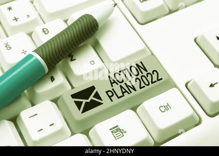 Inspiration montrant Sign Plan d'action 2022, approche commerciale Stratégie ou plan d'action proposé pour l'année en cours Résumé Typiste pratiquant la vitesse Banque D'Images