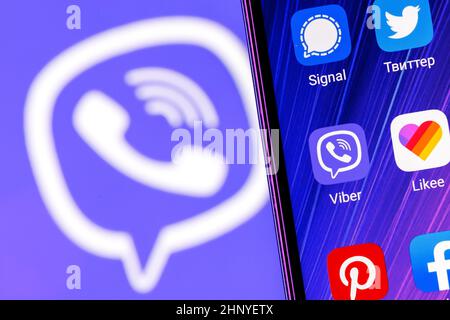 L'icône de l'application de service de messagerie instantanée Viber parmi d'autres applications sur l'écran du smartphone Banque D'Images