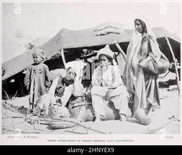 Trois générations de nomades du Brahui , Baloutchistan oriental. Les brahoui sont un groupe ethnique parlant le Dravidien, principalement trouvé au Baloutchistan, au Pakistan, des races vivantes de l'humanité : Un récit illustré populaire des coutumes, des habitudes, des activités, des fêtes et des cérémonies des races de l'humanité dans le monde Volume 1 par Sir Harry Hamilton Johnston, Henry Neville Hutchinson, Richard Lydekker et Dr. A. H. Keane publié Londres : Hutchinson & Co. 1902 Banque D'Images