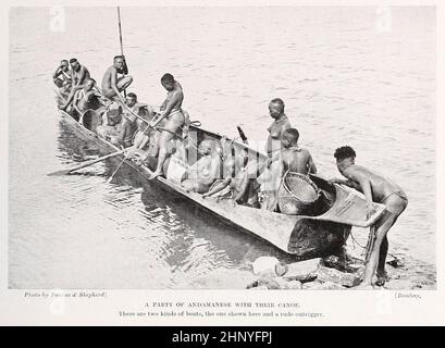 Andamanais avec canoë les Andamanais sont les différents peuples indigènes des îles Andaman, une partie du territoire de l'Union des îles Andaman et Nicobar de l'Inde dans la partie sud-est de la baie du Bengale en Asie du Sud-est. Les peuples andamanais font partie des différents groupes considérés comme Negrito, en raison de leur peau sombre et de leur stature réduite. Tous les Andamanais vivaient traditionnellement un mode de vie de chasseur-diviseur et semblent avoir vécu dans un isolement substantiel pendant des milliers d'années. Il est suggéré que les Andamanais s'installent dans les îles Andaman autour du dernier maximum glaciaire, autour de 26 000 ans Banque D'Images