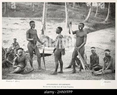 Campement andamanais les Andamanais sont les différents peuples indigènes des îles Andaman, qui font partie du territoire syndical indien des îles Andaman et Nicobar dans la partie sud-est de la baie du Bengale en Asie du Sud-est. Les peuples andamanais font partie des différents groupes considérés comme Negrito, en raison de leur peau sombre et de leur stature réduite. Tous les Andamanais vivaient traditionnellement un mode de vie de chasseur-diviseur et semblent avoir vécu dans un isolement substantiel pendant des milliers d'années. Il est suggéré que les Andamanais s'installent dans les îles Andaman autour du dernier maximum glaciaire, autour de 26 000 ans Banque D'Images