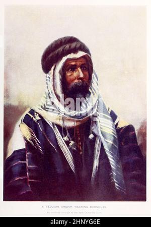 Un cheikh bédouin portant Burnouse aussi burnoose, boursoufres ou barnus, est un long manteau de laine grossière avec une capuche pointue, souvent de couleur blanche, traditionnellement porté par Berber et d'autres hommes maghrébins. Au Maghreb, la couleur du brunir peut être blanc, beige ou brun foncé. Des races vivantes de l'humanité : Un récit illustré populaire des coutumes, des habitudes, des activités, des fêtes et des cérémonies des races de l'humanité dans le monde Volume 1 par Sir Harry Hamilton Johnston, Henry Neville Hutchinson, Richard Lydekker et Dr. A. H. Keane publié Londres : Hutchinson & Co. 1902 Banque D'Images