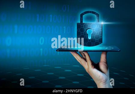 Verrouillage du smartphone déverrouillé téléphone Internet main appuyez sur le téléphone pour communiquer dans l'Internet. Concept de sécurité cyber réseau protection des mains avec verrouillage Banque D'Images
