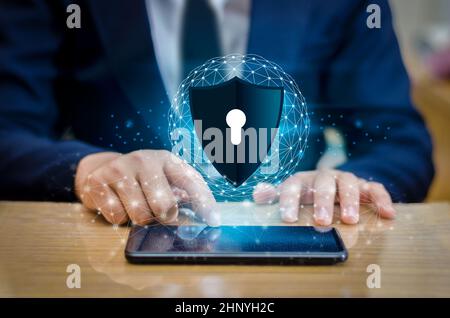 Maillage de la Terre planète Monde Hommes d'agiter les mains pour protéger l'information dans le cyberespace. Businessman holding shield protection protection lance une icône Banque D'Images