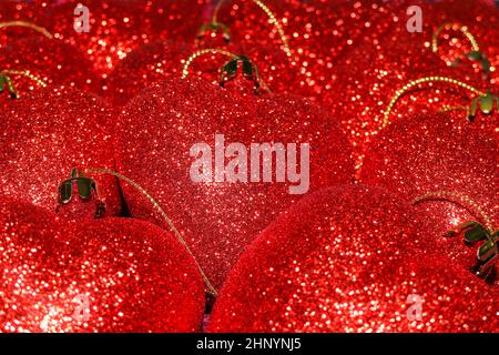 Beaucoup de décorations rouges d'arbre de Noël en forme de coeur. Gros plan avec mise au point sélective et arrière-plan flou. Banque D'Images