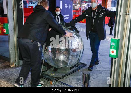 Berlin, Allemagne. 16th févr. 2022. La boule disco de la Berlinale est en rouleau. Le Festival international du film 72nd aura lieu à Berlin du 10 au 20 février 2022. Credit: Gerald Matzka/dpa-Zentralbild/dpa/Alay Live News Banque D'Images