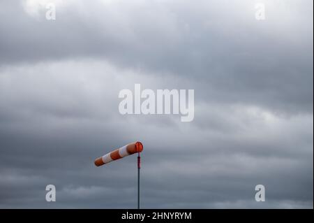 Rottweil, Allemagne. 17th févr. 2022. Une chaussette de vent souffle pendant une journée de tempête devant les nuages sombres. Crédit : Silas Stein/dpa/Alay Live News Banque D'Images