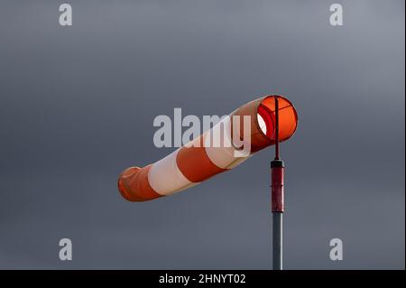 Rottweil, Allemagne. 17th févr. 2022. Une chaussette de vent souffle pendant une journée de tempête devant les nuages sombres. Crédit : Silas Stein/dpa/Alay Live News Banque D'Images