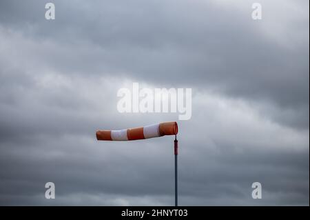 Rottweil, Allemagne. 17th févr. 2022. Une chaussette de vent souffle pendant une journée de tempête devant les nuages sombres. Crédit : Silas Stein/dpa/Alay Live News Banque D'Images