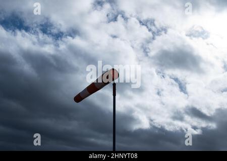 Rottweil, Allemagne. 17th févr. 2022. Une chaussette de vent souffle pendant une journée de tempête devant les nuages sombres. Crédit : Silas Stein/dpa/Alay Live News Banque D'Images