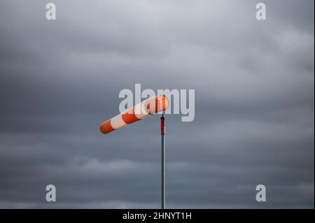 Rottweil, Allemagne. 17th févr. 2022. Une chaussette de vent souffle pendant une journée de tempête devant les nuages sombres. Crédit : Silas Stein/dpa/Alay Live News Banque D'Images