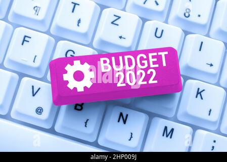 Affiche textuelle montrant le budget de 2022, photo conceptuelle estimation des revenus et des dépenses pour l'année en cours en tapant des codes de programme difficiles, en écrivant un nouvel enseignant Banque D'Images