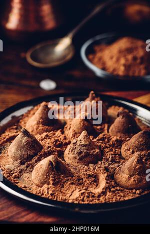 Truffes au chocolat maison enrobées de poudre de cacao sur le plateau métallique Banque D'Images