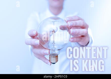 Affichage conceptuel le contenu est roi, conceptuel photo marketing focalisé visibilité croissante non payé résultats de recherche Lady dans la tenue tenant lampe avec deux Banque D'Images