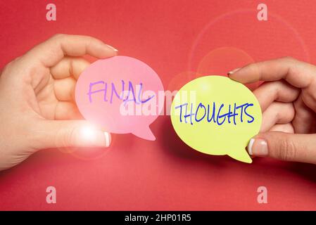 Signature d'écriture à la main réflexions finales, mot écrit sur devrait être les dernières phrases dans vos conclusions problèmes de brainstorming et solutions demandant Rel Banque D'Images