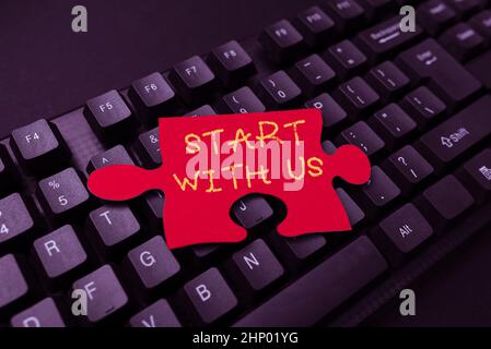 Affiche commencer avec nous, Word pour inviter quelqu'un à travailler ensemble pour un travail ou une cible en entrant Nouveau concept clé de produit, en tapant Movie Sub Banque D'Images