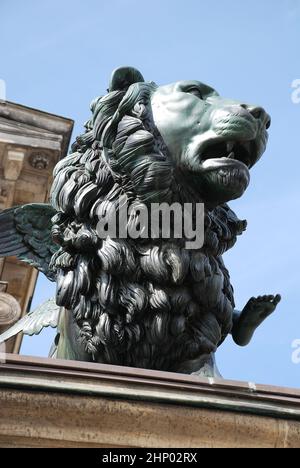 Lion devant la salle de concert, Berlin, Gendarmenmarkt. Le Gendarmenmarkt est une place à Berlin. Banque D'Images