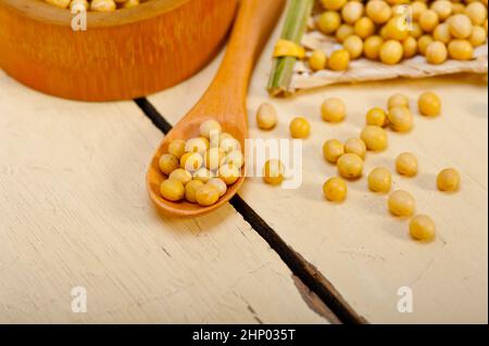 Les fèves de soja biologiques sur table en bois rustique closeup macro Banque D'Images