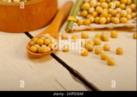 Les fèves de soja biologiques sur table en bois rustique closeup macro Banque D'Images