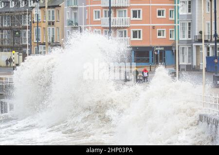 Aberystwyth, Ceredigion, pays de Galles, Royaume-Uni. 18th février 2022 Royaume-Uni Météo: Tempête Eunice et les mers agitées apporter d'énormes vagues de choc le long de la promenade d'Aberystwyth et des défenses de mer ce matin . © Ian Jones/Alamy Live News Banque D'Images