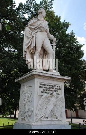 Statue du général prussien Friedrich Wilhelm Freiherr von Buelow, Graf von Dennewitz, rue Unter den Linden, Berlin Allemagne. Banque D'Images